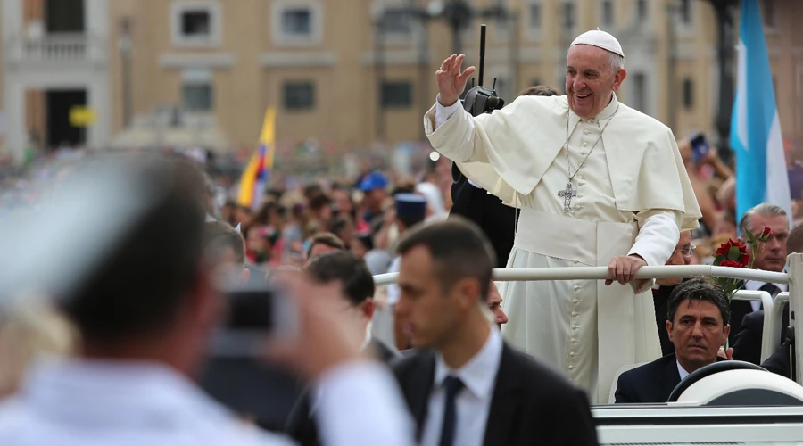 El Papa saluda a los fieles durante la Audiencia. Foto: Daniel Ibu00e1u00f1ez / ACI Prensa?w=200&h=150