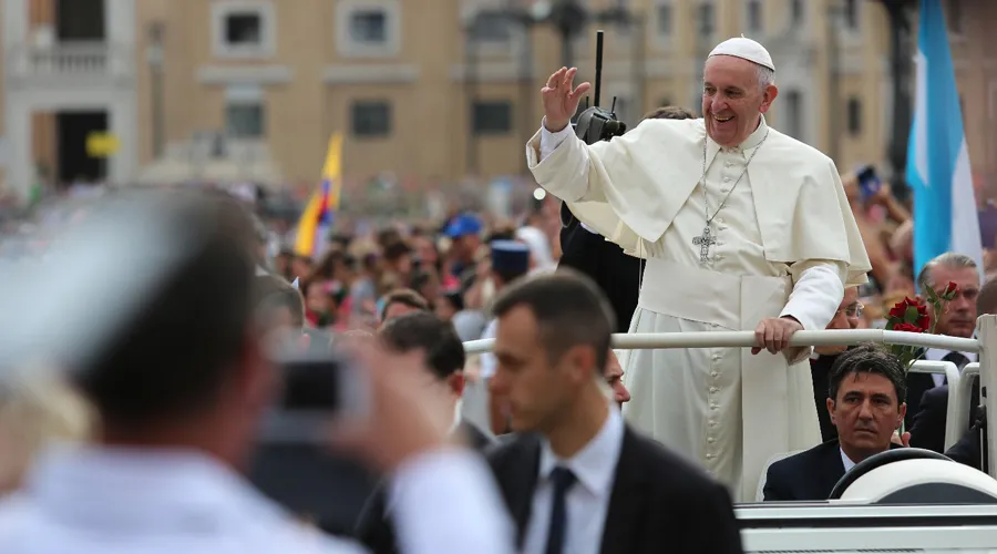 El Papa saluda a los fieles durante la Audiencia. Foto: Daniel Ibáñez / ACI Prensa?w=200&h=150