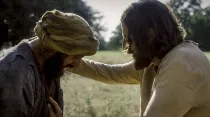 Jesús toca a un leproso en The Chosen. Crédito: Difusión