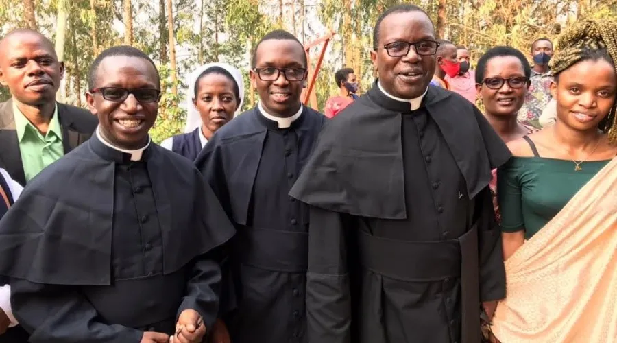 Théogene Ndagijimana y Révocat Habiyaremye, sacerdotes becados por CARF. Crédito: Centro Académico Romano Fundación?w=200&h=150