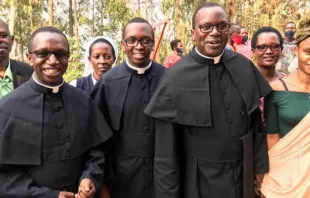Théogene Ndagijimana y Révocat Habiyaremye, sacerdotes becados por CARF. Crédito: Centro Académico Romano Fundación 