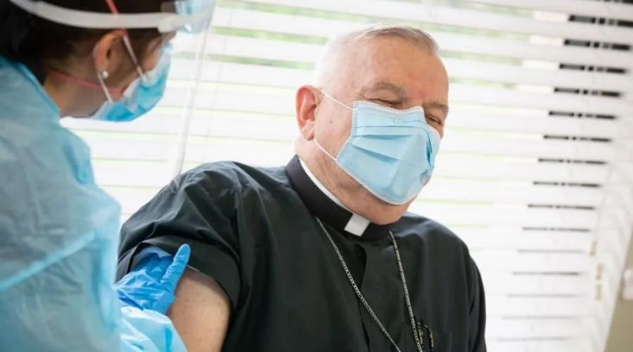 Mons. Thomas Wenski recibe la vacuna contra COVID-19 el 16 de diciembre. Crédito: Florida Catholic / Arquidiócesis de Miami.
