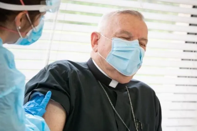 Arzobispo de Miami recibe vacuna contra coronavirus