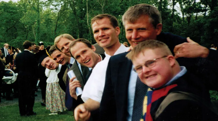 Thomas S. Vander Woude junto a seis de sus siete hijos en 2002. Foto: Sitio web de los Caballeros de Colón / www.kofc.org?w=200&h=150