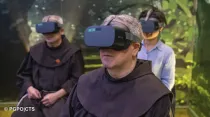 P. Francesco Patton en la exposición con realidad virtual. Foto: PGPO/CTS