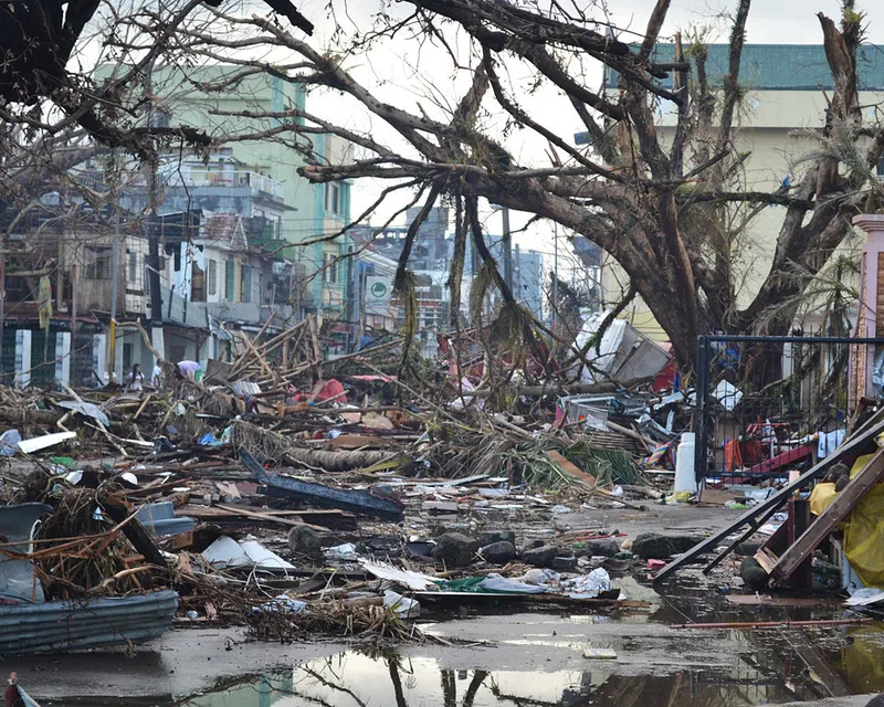 Escombros que dejó el tifón Haiyan a su paso. Foto: Eoghan Rice - Trócaire / Caritas (CC BY 2.0)?w=200&h=150