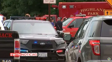 Cardenal reza por víctimas de tiroteo que dejó al menos 6 muertos en Highland Park