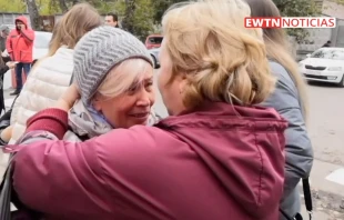 Una mujer es consolada tras tiroteo en la Universidad de Perm tras el tiroteo. Cru00e9dito: EWTN Noticias 