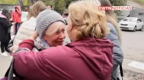 Una mujer es consolada tras tiroteo en la Universidad de Perm tras el tiroteo. Crédito: EWTN Noticias