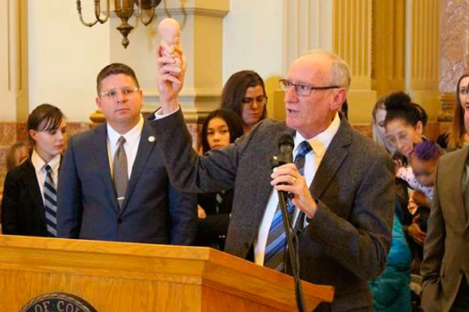 Demócratas provida apoyan ley para prohibir el aborto a las 22 semanas