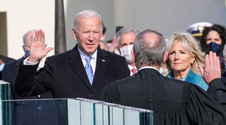 Joe Biden toma el juramento de su cargo como el 46 ° presidente de los Estados Unidos el 20 de marzo de 2021 / Crédito: Dominio Público?w=200&h=150