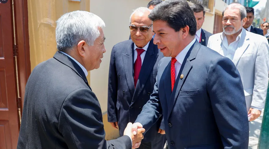 El P. Guillermo Inca de la CEP saluda al presidente Pedro Castillo. Crédito: Twitter @PedroCastilloTe?w=200&h=150