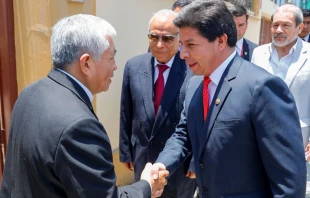 El P. Guillermo Inca de la CEP saluda al presidente Pedro Castillo. Cru00e9dito: Twitter @PedroCastilloTe 