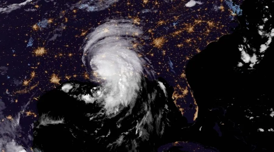 Ida, degradada a tormenta tropical, en el sur de Estados Unidos en la madrugada del lunes 30 de agosto. Crédito: NASA.