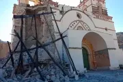 Se derrumba la torre de una iglesia tras sismos en el sur del Perú