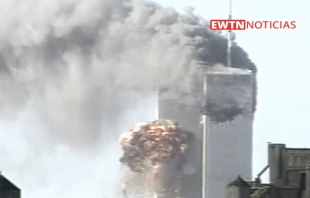 Las Torres Gemelas de Nueva York en los atentados del 11 de septiembre de 2001. Cru00e9dito: EWTN Noticias 