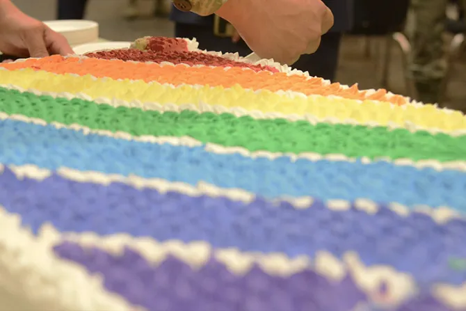 Reino Unido falla a favor de panadería cristiana que rechazó hacer torta para boda gay