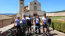 Los ciclistas del Regina Apostolorum en Asís. Foto: Ateneo Pontificio Regina Apostolorum