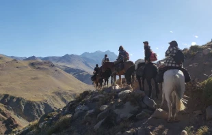 El sobreviviente, su familia y el P. Canale compartieron la Eucaristu00eda en el lugar del accidente. Cru00e9dito: Cortesu00eda P. Diego Canale 