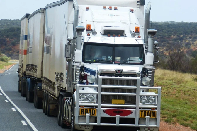 Cardenal pide respetar cuerpos humanos hallados en dos trailers en México