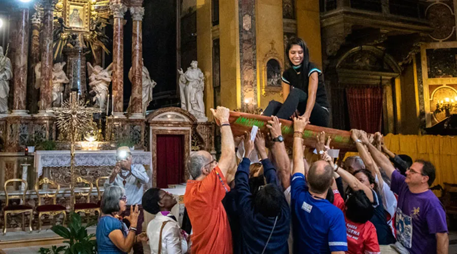 Indígenas y religiosas hacen rituales amazónicos en iglesia católica cerca al Vaticano