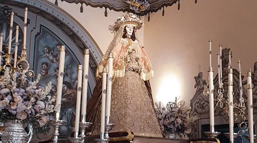 Virgen del Rocío en la parroquia de Nuestra Señora de la Asunción en Almonte, Huelva (España). Crédito: Twitter Hermandad Matriz Rocio. ?w=200&h=150