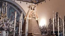 Virgen del Rocío en la parroquia de Nuestra Señora de la Asunción en Almonte, Huelva (España). Crédito: Twitter Hermandad Matriz Rocio. 