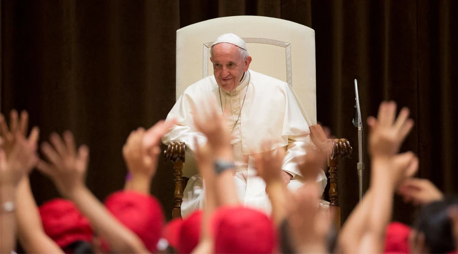 El Papa con los niños del "Tren de los niños". Foto: Marina Testino / ACI Prensa?w=200&h=150