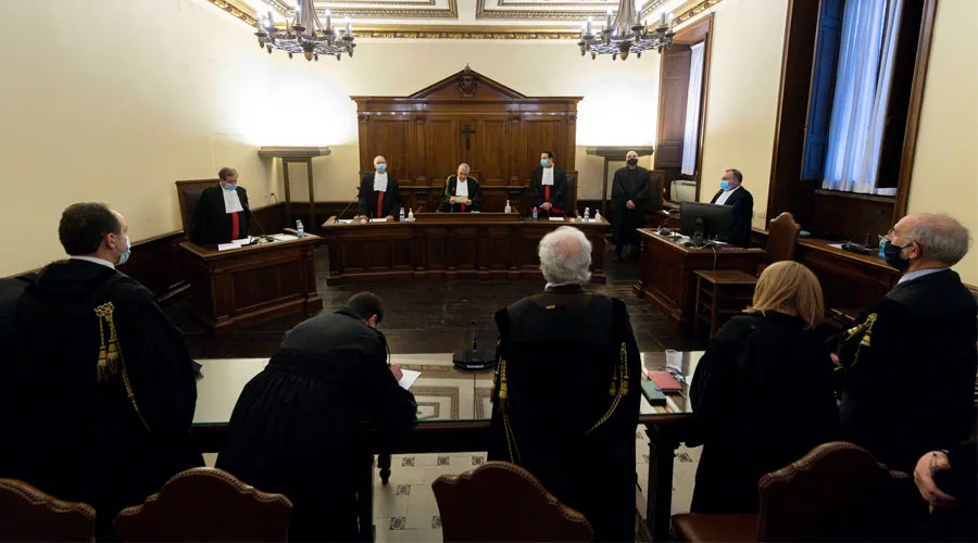 Tribunal del Vaticano condena a cárcel al ex director del Banco Vaticano