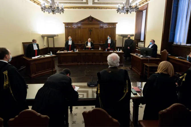 Tribunal del Vaticano condena a cárcel al ex director del Banco Vaticano