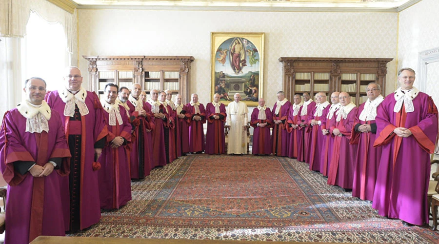 El Papa junto con los jueces del Tribunal de la Rota. Foto: Vatican Media?w=200&h=150