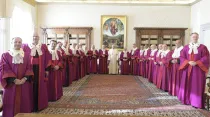 El Papa junto con los jueces del Tribunal de la Rota. Foto: Vatican Media