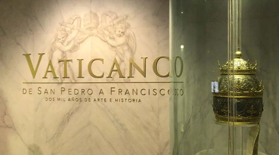 A la derecha, triple tiara del Papa León XIII, en exposición "Vaticano: De San Pedro a Francisco". Foto: David Ramos / ACI Prensa.?w=200&h=150