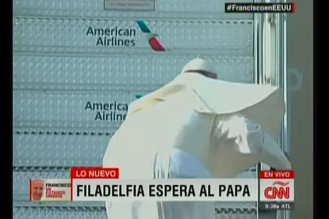 VIDEO: Tropezón del Papa Francisco es viral en redes pero confirman que él está bien