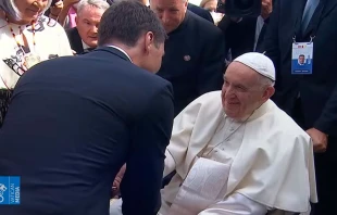 El Primer Ministro Justin Trudeau saluda al Papa Francisco. Cru00e9dito: Youtube Vatican News 