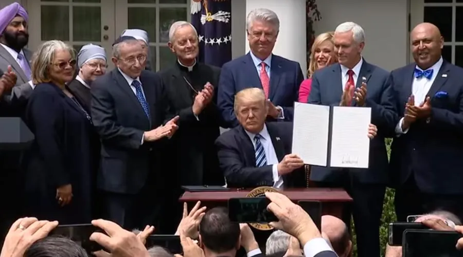 Donald Trump muestra orden ejecutiva sobre libertad religiosa. Foto: Captura de video / La Casa Blanca.?w=200&h=150