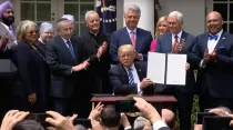 Donald Trump muestra orden ejecutiva sobre libertad religiosa. Foto: Captura de video / La Casa Blanca.