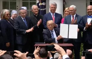 Donald Trump muestra orden ejecutiva sobre libertad religiosa. Foto: Captura de video / La Casa Blanca. 