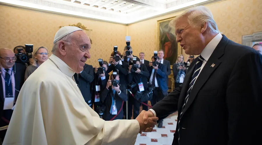 El Papa Francisco y Donald Trump durante su visita al Vaticano en mayo de 2017. Foto: Vatican Media?w=200&h=150