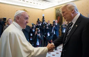 El Papa Francisco y Donald Trump durante su visita al Vaticano en mayo de 2017. Foto: Vatican Media 