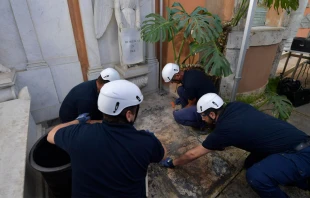 Momento en que se abre una de las tumbas. Foto: Vatican Media 