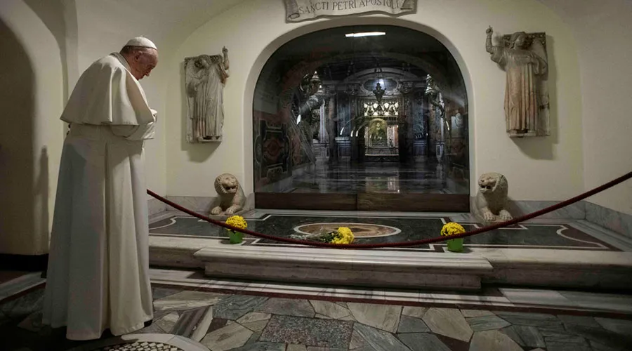 El Papa Francisco reza ante la tumba de San Pedro en las grutas vaticanas. Foto: Vatican Media