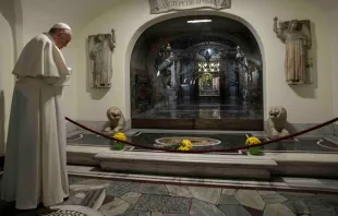 El Papa Francisco reza ante la tumba de San Pedro en las grutas vaticanas. Foto: Vatican Media 