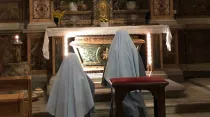 Tumba de Santa Mónica en la Iglesia de San Agustín en Roma. Crédito: Almudena Martínez-Bordiú/ACI Prensa