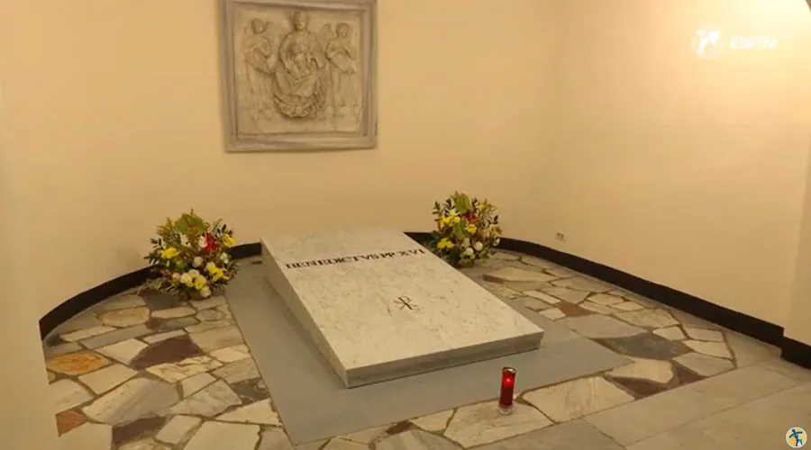 Así se ve la tumba de Benedicto XVI y desde hoy ya se puede visitar [VIDEO]