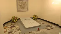 La tumba de Benedicto XVI en el Vaticano. Crédito: Captura de video EWTN