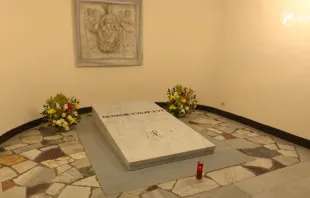 La tumba de Benedicto XVI en el Vaticano. Crédito: Captura de video EWTN null