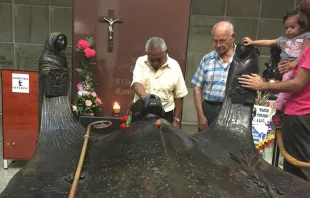 La tumba de Mons. Romero visitada por los fieles. Foto David Ramos / ACI Prensa 