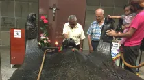 La tumba de Mons. Romero visitada por los fieles. Foto David Ramos / ACI Prensa