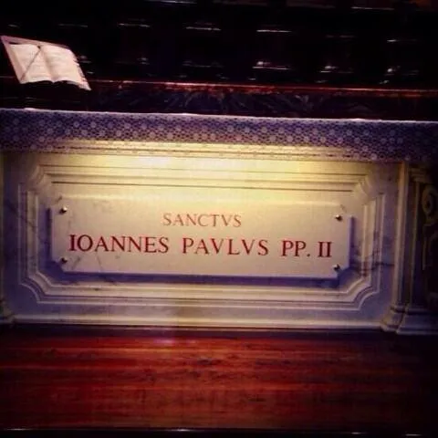 La tumba de Juan Pablo II ya tiene inscrita la palabra "Santo"